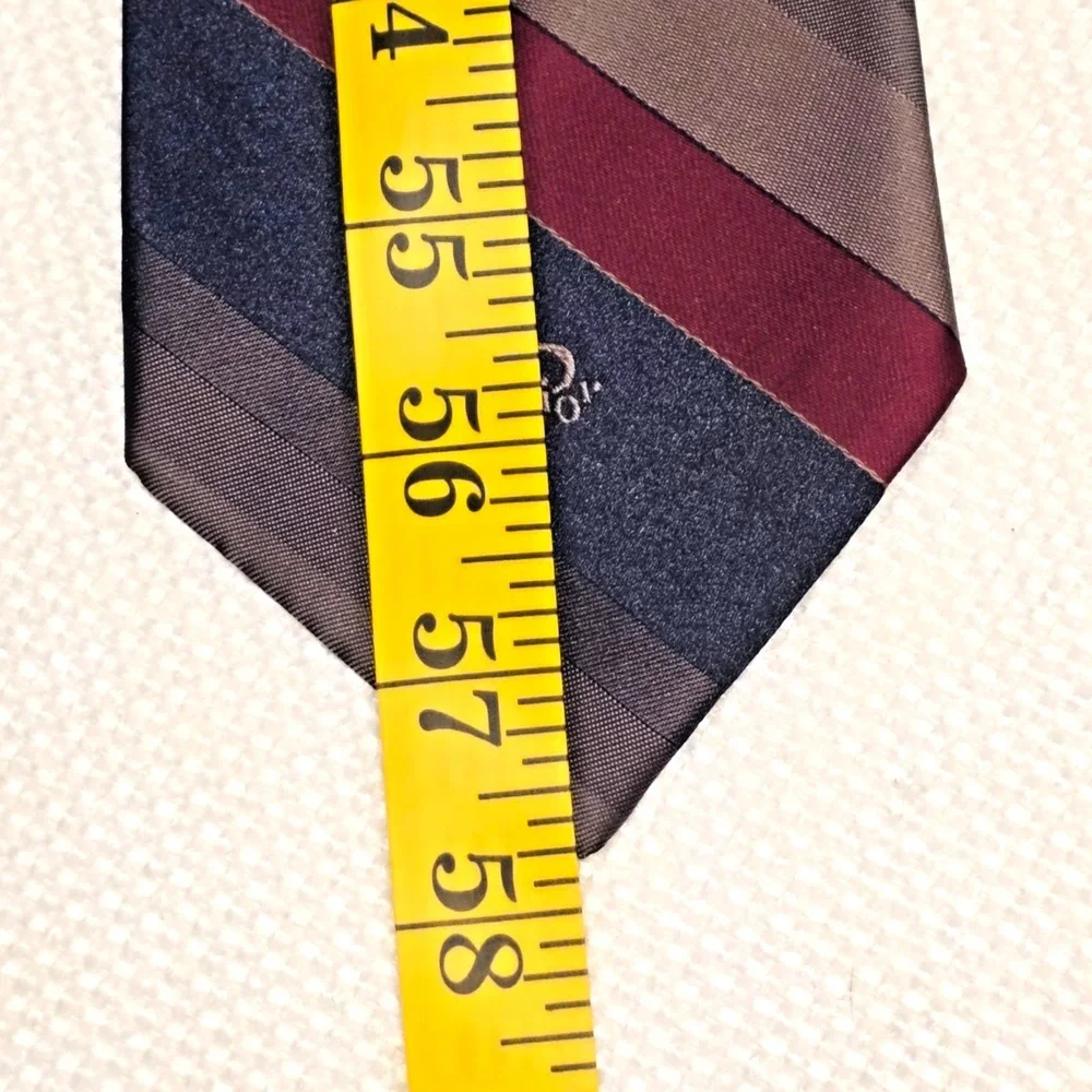 Dior wide branding tail